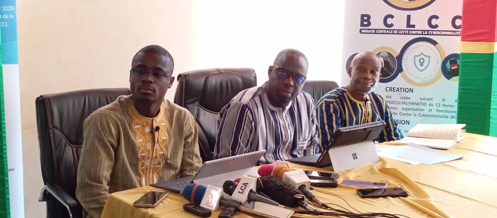 La BCLCC du Burkina Faso démantèle un réseau d’escroqueries en ligne de grande envergure